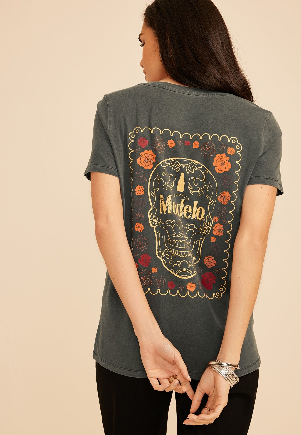 Modelo Floral Skull Classic Fit Graphic Tee