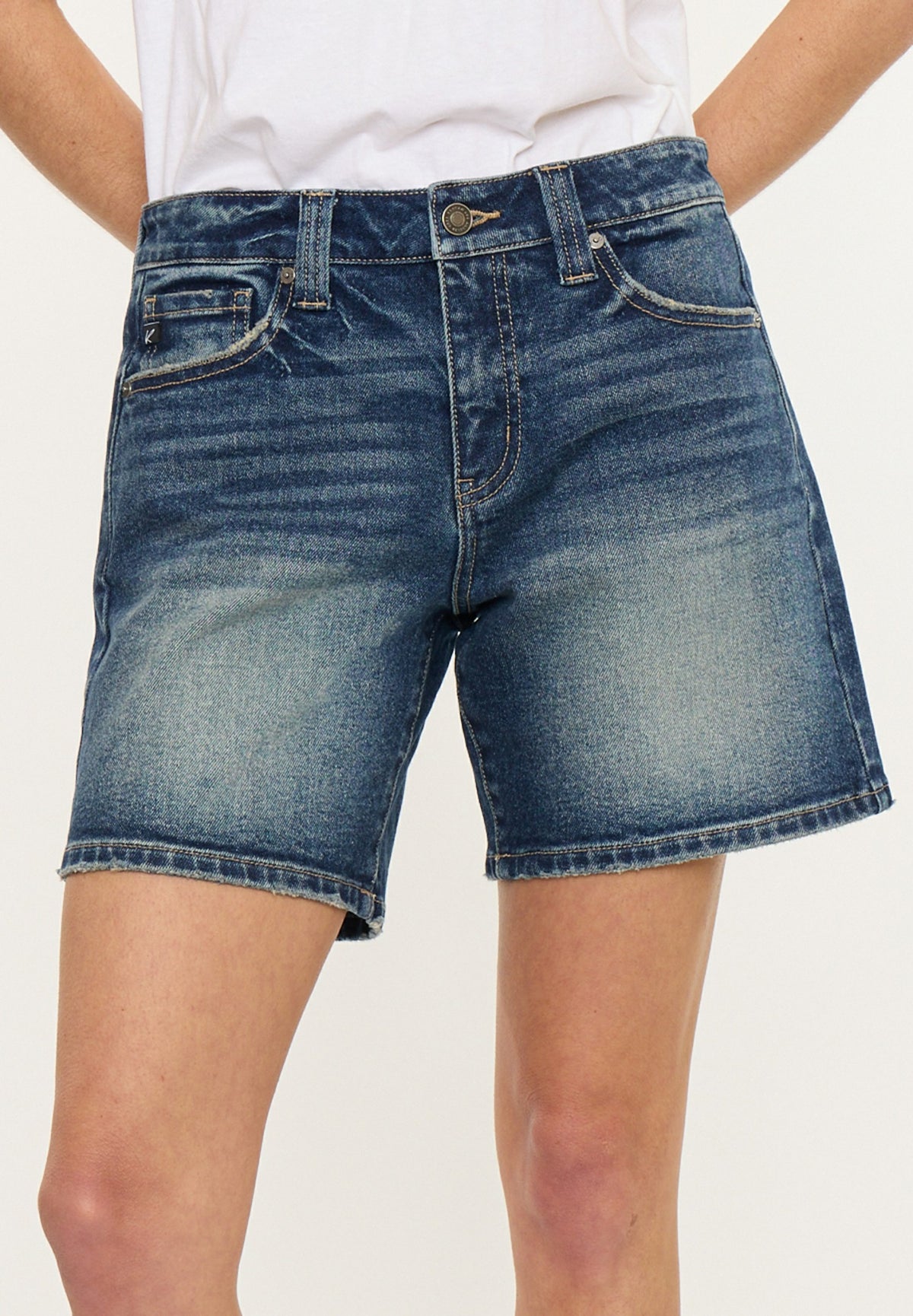 KanCan™ High Rise Relaxed 7in Mom Short