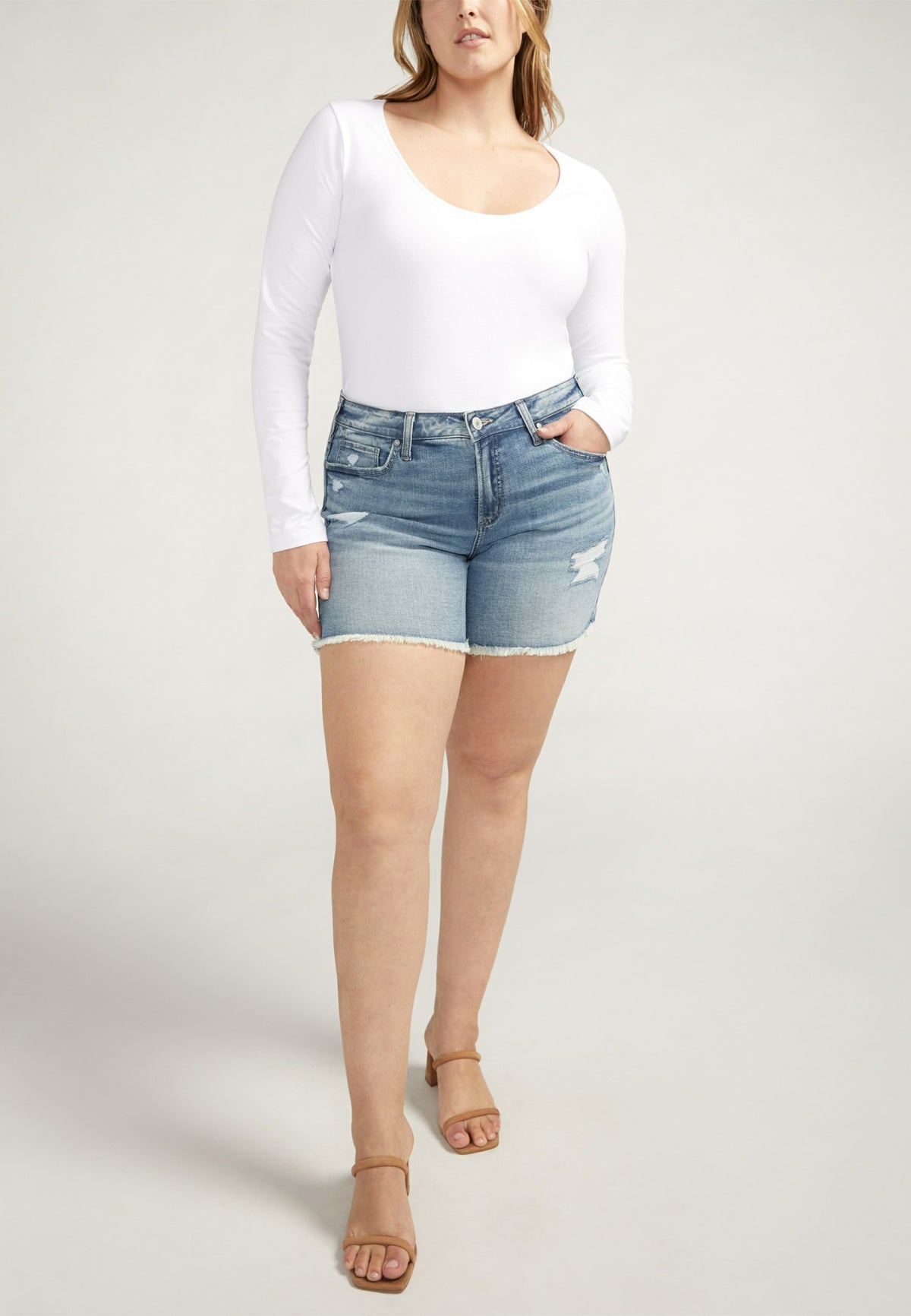 Plus Size Silver Jeans Co.® Suki Curvy Mid Rise Luxe Stretch Frayed Hem 5.5in Short